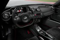 写真は「4Cコンペティツィオーネ」のインテリア。両モデルとも、スポーツレザーステアリングやレザー/アルカンターラシートなどを特別装備。シリアルナンバー入りのバッジも装着される。