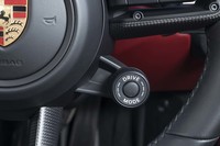 走行モードのセレクターはステアリングホイールのセンター右下にレイアウトされる。切り替えによる接地感の違いは如実に体感できる。