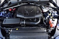 200psと330Nmを生み出す2リッター直4ターボエンジン。JC08モード燃費は13.6km/リッター。