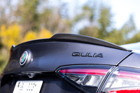 「ジュリア クアドリフォリオ エストレマ」は、後輪駆動の「クアドリフォリオ」をベースとし、走行性能と装備の両面でさらなる高みをかなえ、イタリア語で「究極」や「最上級」を意味する「エストレマ」の名を付したと紹介される。