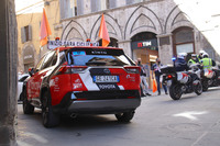 スタートまで1時間足らず。「RAV4ハイブリッド」の先導車が競技開始を待つ。