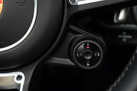 ステアリングホイールに設置されたダイヤル型のスポーツクロノモードスイッチ。