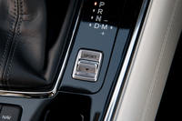 ガソリン車には自然吸気、ターボともに「ドライブセレクション」と呼ばれる機能が備わっており、シフトレバー横のスイッチで「SPORT」を選択すると、アクセル操作に対して力強い加速が得られるようになる。