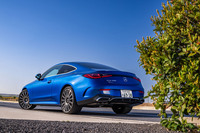 凹凸の少ないつるりとしたリアセクションでは、トランクリッド後端にまで続く滑らかなルーフラインと、左右をひとつながりとした新デザインのテールランプが目を引く。