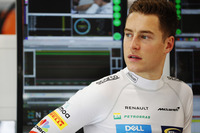 2019年にカルロス・サインツJr.の新規加入が決まっているマクラーレンは、来季、ストフェル・バンドールン(写真)ではなく、リザーブドライバーのランド・ノリスに正ドライバーのポジションを与えることを発表した。過去2年、苦しいチーム状況、そして元王者フェルナンド・アロンソをチームメイトとする厳しい環境に置かれていたバンドールンは、まだ来季のシートを見つけられていない。シンガポールGPでは予選18位、決勝12位。チームメイトのアロンソは、トラックポジション維持のためウルトラソフトタイヤで最初のスティントを長めに走り、予選11位から7位入賞を果たした。(Photo=McLaren)