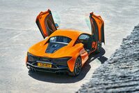 ドアは実績のある跳ね上げ式。「アルトゥーラ」の場合は、マクラーレンの他モデルに比べて少し車体寄りに開くようになっている。