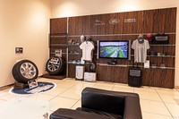 商談ルームには、ジャガーとランドローバーブランドの魅力的なアクセサリーも展示されている。