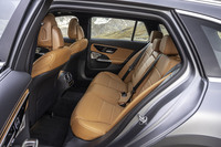 キャビンスペースは、ベースとなった「Cクラス ステーションワゴン」と変わらない。「セダン」よりも後席用ドア上部の開口部が広く、乗り降りがしやすいのもステーションワゴンの美点だ。