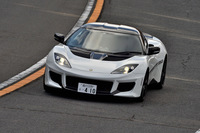 箱根のワインディングロードを行く「エヴォーラ スポーツ410」。最高速305km/h、0-100km/h加速4.2秒という動力性能を誇る。