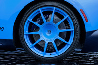 ダークな色調のフロントホイールに対して、リアは明るいボディーカラーに合わせてコーディネートされる。