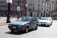 「アルファ・ロメオ・アルファ75」を「日産スカイラインGT-R」が追う。