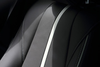 シートのパンチング(穴あけ)については、ステッチのラインがゆがまないよう、縫製の箇所だけを避けて加工が施された。