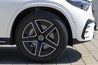 タイヤサイズは19インチ。ブラックを基調にシルバーで縁取った5スポークホイールがおしゃれだ。