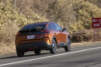 足まわりはフロントがストラット式でリアがトーションビーム式。バンプストップラバーの代わりにセカンダリーダンパーを備えた「プログレッシブハイドロ―リッククッション」を搭載している。