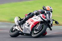 パワーユニットは「カワサキ・ニンジャZX-10RR」の998cc 水冷直列4気筒をベースに、ビモータのシャシーに合わせて独自の調律を加えたもの。最高出力は200PS/1万3600rpm、
最大トルクは111N・m/1万1700rpmとなっている。