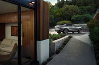 ボディーカラーは「サテンスティールメタリック」と「ステラーブラックメタリック」から選択可能だ。