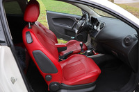 即決のきっかけとなった鮮やかな赤のレザー内装。