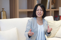 「MX-30」プログラムを率いている主査の上藤和佳子さん。技術本部車両技術部・塗装技術グループ、車両先行技術グループ主幹を経て、2021年4月から現職。父親もマツダに勤務していたという親子2代にわたる生粋のマツダ人である。