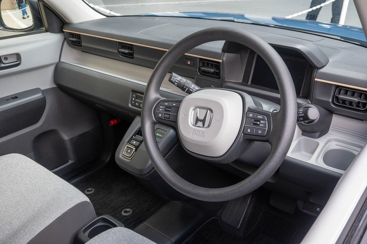 オプションでディスプレイオーディオを装着できるが、「e: G」のインテリアはディスプレイレスのよりすっきりしたデザイン。近所でしか乗らないという人はこれで十分かもしれない。