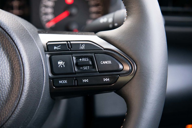 アダプティブクルーズコントロールやレーントレーシングアシストといった運転支援装備は「予防安全パッケージ」としてオプション設定されている。