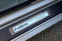初代「NSX」は、当初栃木県の高根沢工場で生産されていたが、2004年に鈴鹿製作所に生産ラインが移管された。今回試乗した車両のサイドシルには「1500007」との数字が打刻されたプレートが備わっていた。