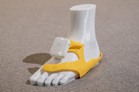 スマートフォンアプリのルート案内に合わせてデバイスが振動する仕組みとなっている。