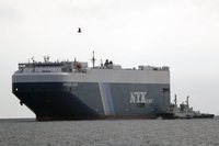 引船に誘導されて接岸する「ヘラクレスリーダー」。2011年に日本の新来島造船所で建造された自動車運搬船である。