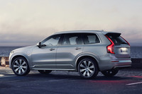 現行型の「XC90」(プラグインハイブリッド仕様)。エンジン横置きのFFをベースとしたレイアウトを採用しながら、FR車を思わせるプロポーションとしている。