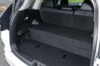 水素タンクが搭載されるため荷室はこのような階段状になっている。