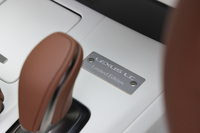 シフトセレクターの前方には「LEXUS LC Limited Edition」のプレートが貼られる。