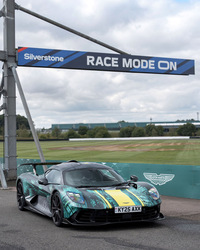 ホームグラウンドであるシルバーストーンサーキットにたたずむ「ヴァルハラ」。公道走行も可能な同モデルには、フロントのリフトアップシステムも用意されている。