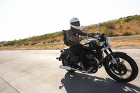 低・中回転域ではスムーズさが魅力のエンジンだが、高回転まで回すと270°クランクの並列2気筒らしいビートを鳴らし、ライダーの気分を盛り上げてくれる。