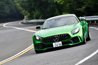 「AMG GT R」には、約100km/h以下の車速では逆位相、それより高い速度域では同位相に後輪を操舵するリアアクスルステア機構が、AMGのモデルとして初めて採用されている。