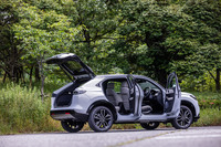 「ヴェゼルe:HEV PLaY」のボディーサイズは全長×全幅×全高=4330×1790×1590mmで、従来型と比べると35mm長く、20mm幅広い。ホイールベースは従来型と同じ2610mm。