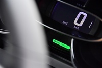 レースモードを選択すると、シフトスピードが0.15秒まで短縮され、ESCは完全に解除される。