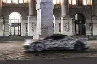 2020年3月に公開されたティーザー写真。キャビンからリアエンドにかけての長さが印象的だ。