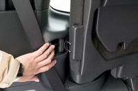 ロック機構の採用により、はね上げた3列目シートは押し込むだけで固定できるようになった(従来はベルト固定式)。レバーを解除しても手で押すまでは落下しないので安心感がある。