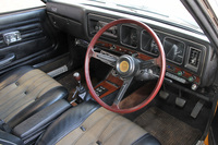 「ローレル ハードトップ2000GX」のコックピット。ギアボックスは4MTが標準で、3ATがオプション。遅れて5MTもオプション設定された。