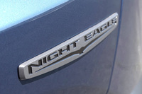 リアゲートに装着される「NIGHT EAGLE」のエンブレム。ボディーカラーは「スレートブルーP/C」と「グラファイトグレー」の2色から選択できる。
