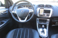 筆者が購入時から安っぽいと感じていた「ランチア・デルタ」のダッシュボードセンター。