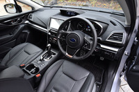 インテリアの様子。インストゥルメントパネルにステッチを施し、ところどころに金属調パーツをあしらうなど、質感の向上が図られた。