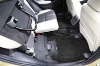 ホンダのコンパクトカーや軽乗用車に見られる、後席の座面はね上げ機構。高さのある荷物も倒さずに積載できる。