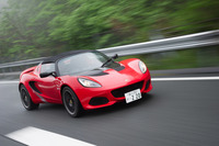 「スプリント220」は同じ過給機付きエンジンを搭載する「スポーツ220 II」より車両重量が26kg軽量となっている。