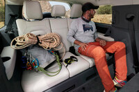 「ランドローバー・ディフェンダー130」が日本で受注開始 8人乗りのロングモデルの画像