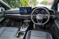 インテリアには、カーボン調メッシュデザインのデコラティブパネルやブルーのアクセントを採用。オプションの「ラグジュアリーパッケージ」を選択すれば、パノラマサンルーフやharman/kardonのプレミアムサウンドシステムを備えた豪華仕様にもできる。