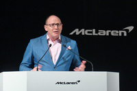 来場者にあいさつするマクラーレン・オートモーティブのポール・ハリス氏。アジア太平洋・中国地域のリージョナルディレクターを務める。
