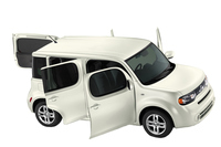 左ヒンジのバックドアや張り出しの大きなフロントバンパーが目を引く、北米仕様の3代目「キューブ」。