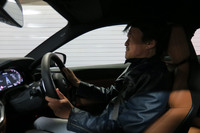 「M440i xDriveクーペ」で首都高を流す。すべての操作が羽毛のようにやさしくて軽く、そしてまったくスピード感がない。快適で速い!