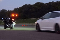 「リアコリジョンワーニング」は、後方から接近してくる車両に自車との追突の危険を知らせる機能。デモ車は開発用の試作車のため、車体ではなくトップケースのランプが光る仕組みとなっていた。