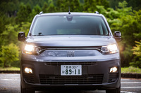 前後バンパーをはじめとする外装の樹脂パーツが黒く塗られ、プロ仕様を印象づけるエクステリア。夜間走行中に対向車や先行車を検知して、ハイ/ロービームを自動で切り替えるオートハイビームが全車に標準で装備される。